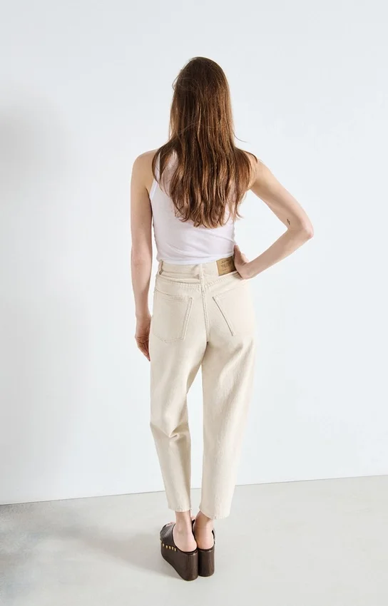 Vaqueros de corte «carrot» para mujer de Tineborow. Referencia: TINE11AH26